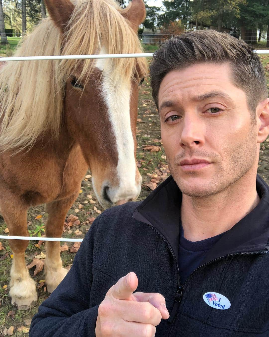 ジェンセン・アクレスさんのインスタグラム写真 - (ジェンセン・アクレスInstagram)「Vote ✅ ....let’s go America.  Make it happen. (Not sure why there’s a horse in the picture, but whatever). #vote」11月7日 4時55分 - jensenackles