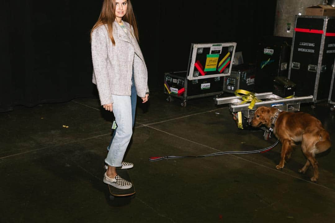 デビー・ライアンのインスタグラム：「A human eye roll walks the dog」