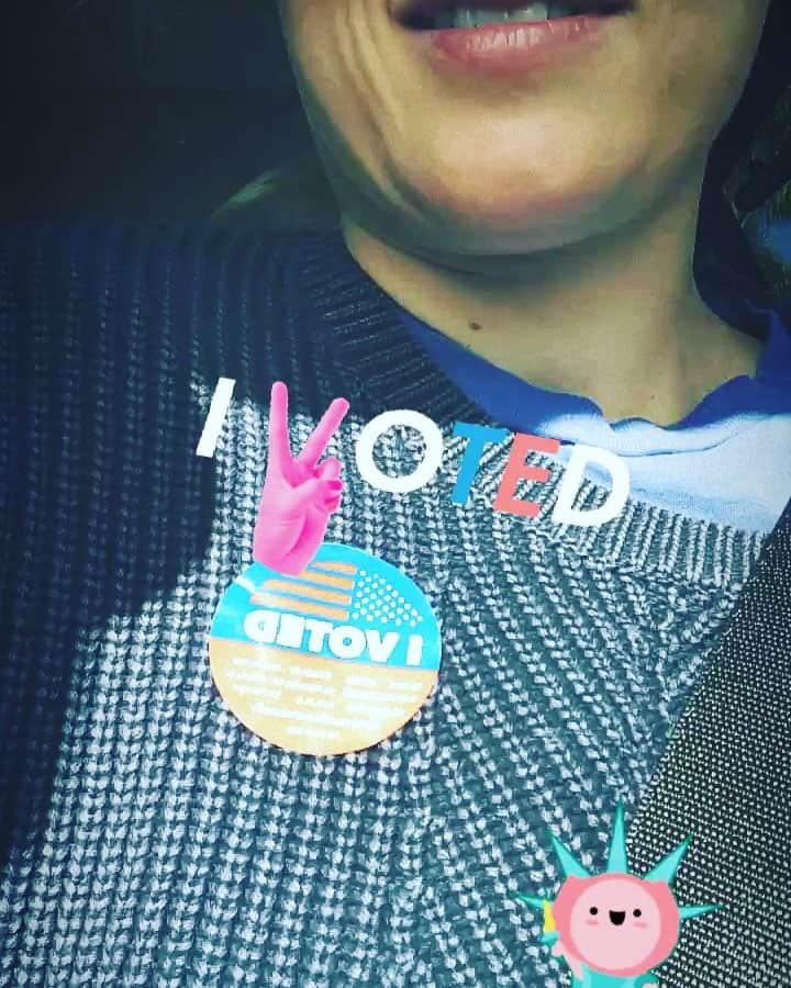 エリカ・クリステンセンのインスタグラム：「Link in bio to find your polling place. You still have time! #VOTE 💥💥」