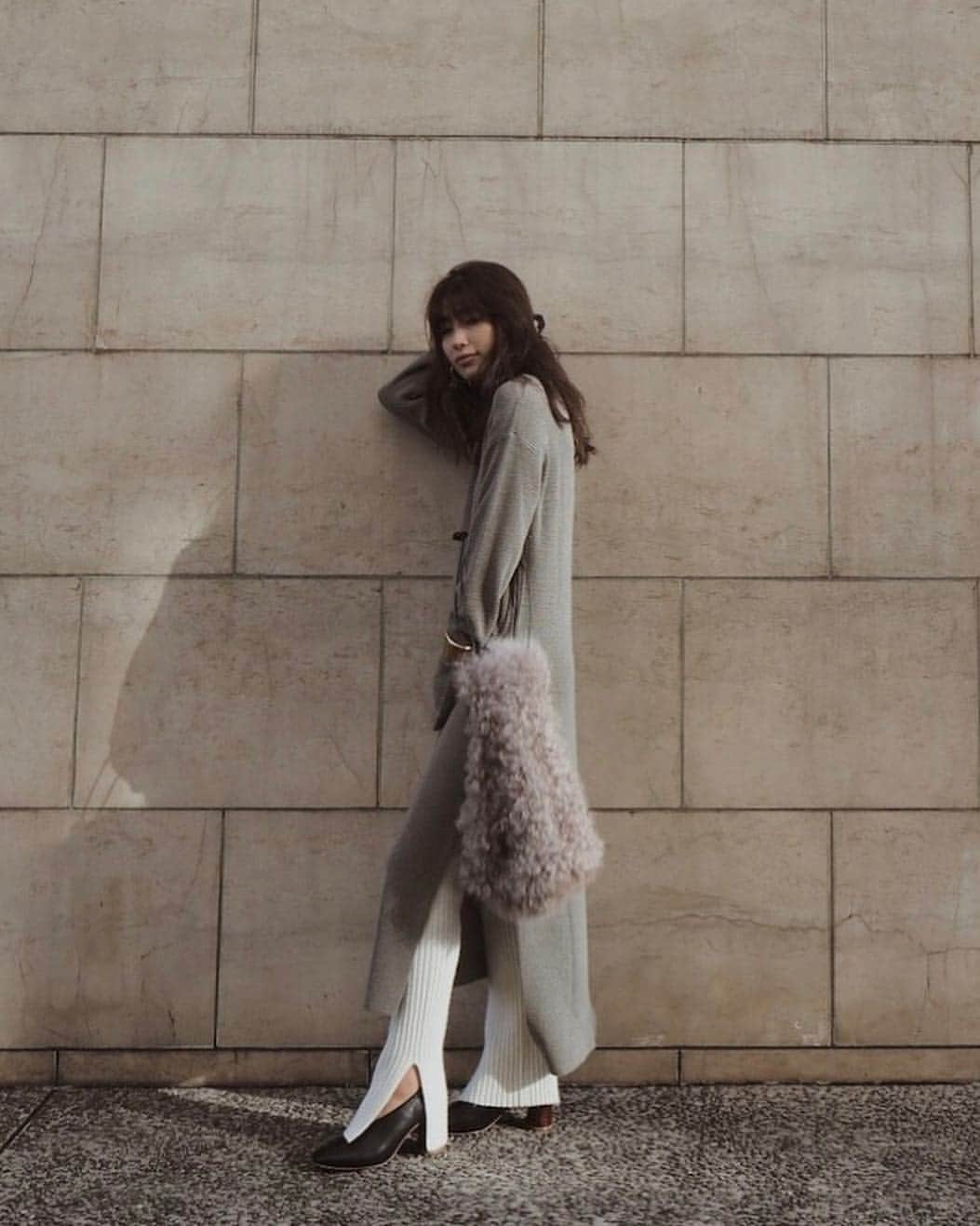 のインスタグラム：「シューズ、ニットサーマルトップス、バック、 全部 @etretokyo の新作😊 ・ ・ #サーマルスリットニットトップス Off White/Charcol/Beige/Camel ¥20,000+tax ・ オンラインストアでは11/8(木)19:00〜 ・ ・ ・ (ニットレギンスは発売中 #ニットリブイージーパンツ )  #エトレニット  #エトレパンツ ・ ・ ・ 🛍11/8(木)より開催の“ルミネカード10%OFF” キャンペーンのお取り置きも承っております ルミネ新宿店先行でご用意しているアイテムも 全て対象となりますので 是非、ルミネ新宿店へお越しください🙇‍♀️ ・ ・ (身長156cm) #junna👠#etretokyo #junna#エトレレギンス#2018ETREaw」