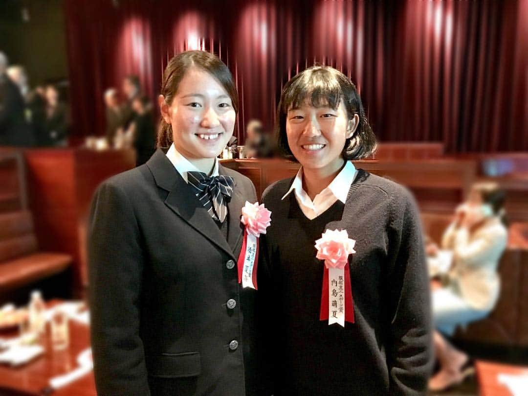 酒井夏海のインスタグラム：「服部真二スポーツ賞をいただきました。 記念すべき第1回に受賞できてとても嬉しいです。 この賞に恥じないようもっと頑張ります！！ 写真は同じ高校2年生 テニスの内島萌夏ちゃんと☺️ #服部真二スポーツ賞」