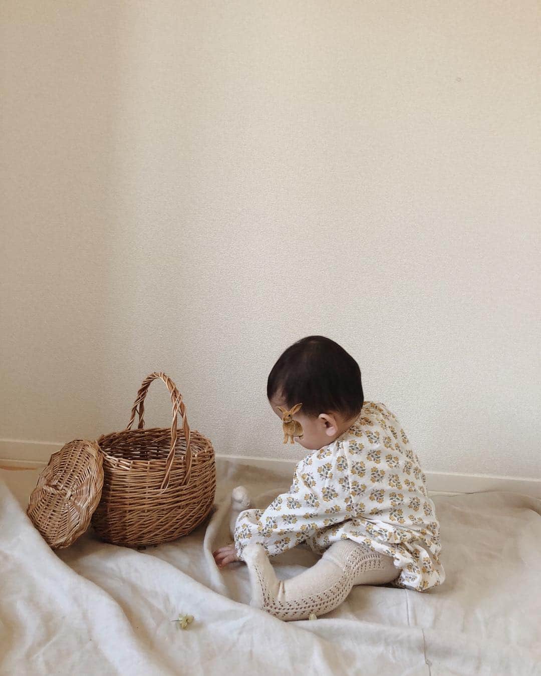 のインスタグラム：「6日に娘は生後8ヶ月になりました🌼 つかまり立ちしながら2歩しか進みませんが、ハイハイは上達したのでどこにでもついていこうとする娘。 歯も上の前歯2本生えてきたので、ニコーっと笑うと見えるのが愛おしいです… 人見知りも全くしないので、お出かけすると必ず 「あら、かわいいわね〜、笑ってくれるのねぇ」 っと言われ娘は更にニコニコ。どこにいってもそう言って頂けるので私も嬉しいです🌿 9ヶ月になるまで今度はどんな風に成長してくれるのか楽しみだなぁ。 . . #生後8ヶ月#女の子#babygirl」