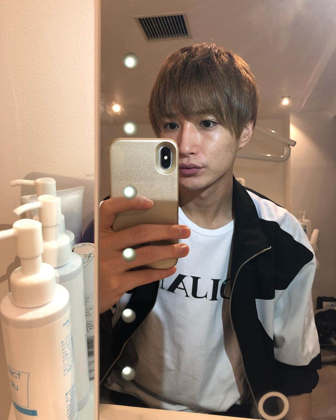 井深克彦さんのインスタグラム写真 - (井深克彦Instagram)「.﻿ 😸💎💆‍♂️﻿ ﻿ めっちゃすごいんだよ📣って﻿ 周りの友達からの口コミで﻿ ずっと気になっていた麻布十番の﻿ #キレミラ さんで﻿ ﻿ ☑︎ホワイトニング﻿ ☑︎フェイシャルリフトアップ﻿ ☑︎鼻筋矯正﻿ ﻿ を受けてきたんだけど...﻿ 噂通りすごかった🤝💫﻿ ﻿ ホワイトニングは10トーン﻿ あげることができたので﻿ これからも通おうと思います💎﻿ ﻿ そしてフェイシャルリフトアップが﻿ もう、感動モノ😂✨﻿ ﻿ 歯のくいしばりとか、歯ぎしりグセで﻿ エラの部分の筋肉が張ってて﻿ 自分でもマッサージしたり﻿ ほぐしてもらったりしてきたけど﻿ #キレミラ さんのマシンで﻿ しっかりコリをほぐしてもらって﻿ かなりリフトアップした😂💞﻿ ﻿ "ここの筋肉がすごいです、﻿ でもしっかりほぐしますね"って﻿ 先生が言ってくれて心強かった😢﻿ 自分でずっと気になってた部分が﻿ 改善されて、気持ちも明るくなりました✨﻿ ﻿ しばらく通おうと思います😸﻿ ﻿ #ホワイトニング や﻿ #フェイシャルリフトアップ に﻿ 興味がある人は是非🙋‍♂️﻿ ﻿ 同じようにくいしばりで﻿ 筋肉張っちゃってる人も💫﻿ 一回で大分変わるよ⚜️﻿ ﻿ お店のアカウント⬇️﻿ @lbs_whitening_azabu﻿ ﻿ #キレミラ #フェイシャルリフトアップ﻿ #ホワイトニング #鼻筋矯正﻿ #麻布十番﻿ #井深力」11月7日 17時30分 - ibuka_katsuhiko