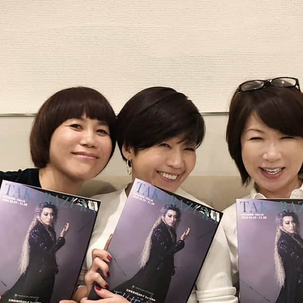 伊藤蘭さんのインスタグラム写真 - (伊藤蘭Instagram)「🌠 昨夜の宝塚観劇✨ 楽しみました🎵 なんと初めての 体験🔰 山本浩未さんの 宝塚愛溢れる ナビのおかけで 感動も 倍増でした。  神津はづきさんと 記念の3ショット… 楽しげ📸💕 #宝塚劇場  #エリザベート愛と死の輪舞  #月組公演  #キラキラ  #華麗な舞台  #感動をありがとう」11月7日 17時50分 - ranito_official