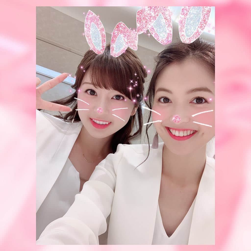 福田典子さんのインスタグラム写真 - (福田典子Instagram)「今日はあきちゃんこと角谷アナウンサーと日本民間放送連盟賞のお仕事でした🐣💓 . 12月から始まる4K放送の展示ブースもあり、光の表現の幅が広く、暗所も細部まで見えたり、白飛びせずに雲の陰影が分かったり、光の粒や水滴が美しかったりと、4Kの良さを体感できました！ . 今日のお仕事、実は他にもメンバーが…🤭💭💓 . #角谷暁子 #アナウンサー #民放連 #テレビ #4K #4Kテレビ #お仕事 #白スーツ #スーツ #休憩時間にはあきちゃんの絡まったネックレスとブレスレットをほどいてました🤣 #担当が何人も変わる大作業🤣 #あきちゃんは触らないでと言われる始末🤣 #無事にほどけたときの達成感 #もう絡めちゃだめだよ笑 #そして他のメンバーとは誰でしょうか #答えは次の投稿で #💓」11月7日 18時09分 - norikofukuda212