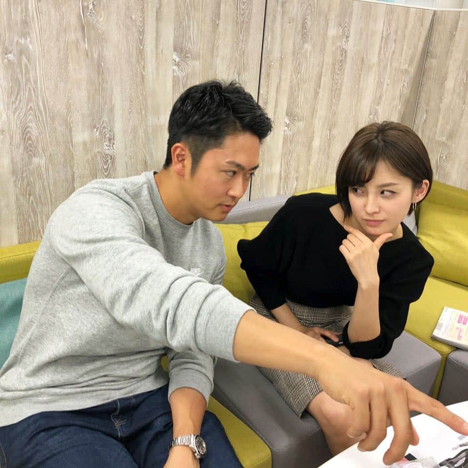 フジテレビアナウンサーのインスタグラム：「アナウンス室のソファースペースは憩いの場。意外な組み合わせで和む姿が度々目撃されます☺️ この日は珍しく宮司ちゃんを発見❣️プライベートでも仲が良いと話すこの2人にカメラを向けると… ちょっと😂‼️ポーズがワザとらしいでしょっ。 ⇦👆2枚目。 😉だ〜か〜らっっ笑。 ⇦👆3枚目。 この時間にお昼ごはんのスーさんも一緒に📸  さて、どれが1番自然な表情ですか？🧐 #宮司愛海 #木下康太郎 #フジテレビアナウンサー #ソファースペース #鈴木芳彦 #スーさん #昼ごはんはうどんだよ」