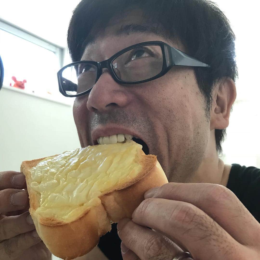 原口あきまささんのインスタグラム写真 - (原口あきまさInstagram)「お歯。チーズトースト。#おはよう#朝食#ダブルソフト#チーズ乗せ#髭面#指毛も気になるww#かぶりつき #一日一笑#楽しい一日を#楽しんでいこう」11月7日 10時18分 - akimasa_haraguchi