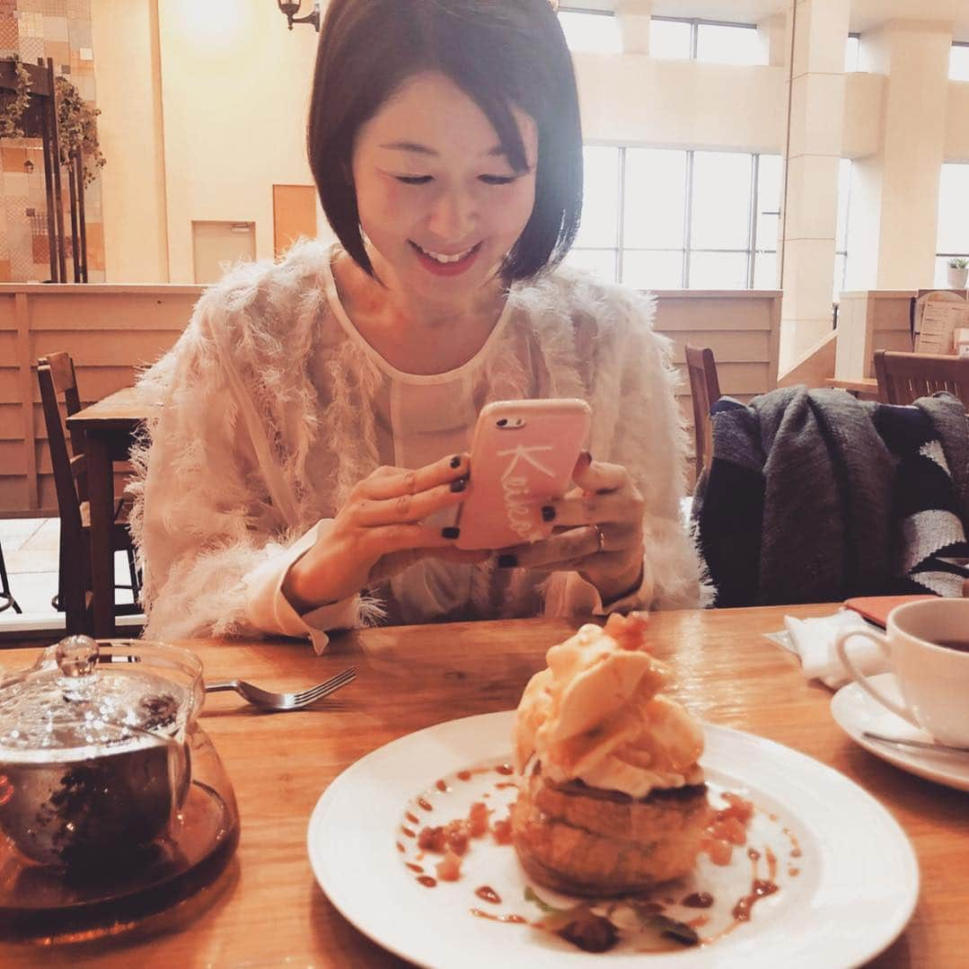 堀内敬子さんのインスタグラム写真 - (堀内敬子Instagram)「親友、今泉りえちゃんとお茶。  完成披露試写会に続き。 またもや、モフモフな服。 これは私服です。  今泉ちゃんは、先輩ママでもあるので。 受験のことや、子育てのこと。  参考になること、沢山。  頼りにしてます。  うちは、受験は、まだまだ先だけど。学校選びは、大切かなぁと。少しずつお勉強。  #親友  #お茶  #子育て #学校選び」11月7日 11時06分 - horiuchi_keiko