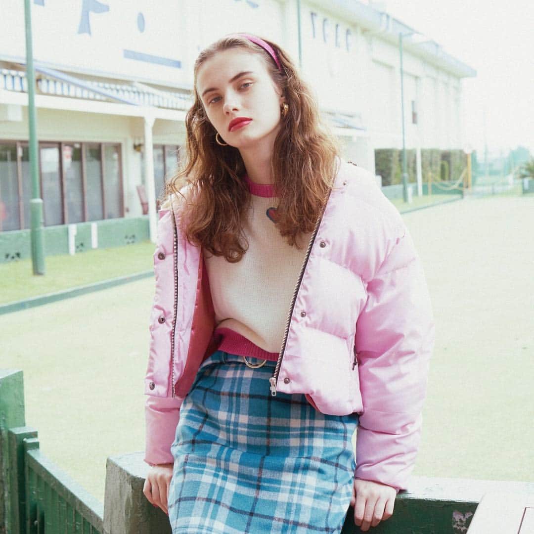 Aymmy in the batty girlsのインスタグラム：「＂TEENAGE DREAM＂﻿ ﻿ Aymmy in the batty girls﻿ Winter collection 2018-19﻿ ﻿ 2018 / 11 / 09 (FRI) START!!﻿ ﻿ ﻿ "Who is high school queen?"﻿ ﻿ THE AYMMYSの3人﻿ Aymmy、Veronica、Kathleenは﻿ それぞれ個性豊かで、全く違ったタイプの女の子。﻿ それぞれ独自のキャラクター、ファッションで、いつも注目の的。﻿ スクールカーストの頂点にいるこの3人の中で、﻿ 誰が一番のHigh school queenか？﻿ そんなことが最近話題になっている。﻿ ﻿ 街で一番人気のスーパークールなボーイフレンドがいる﻿ 天真爛漫なAymmyか？﻿ リッチで秀才美人なVeronicaか？﻿ スポーツ万能、だけどちょっぴり不良で﻿ 女子ファンも多いKathleenか？﻿ 誰が真のTeenage Dreamか？﻿ 恋愛、勉学、スポーツ、ファッション。﻿ Teenage Dreamとは何か？﻿ ﻿ Keep an eye on THE AYMMYS!﻿ ﻿ #aymmy ﻿ #aymmyinthebattygirls﻿ #battygarage #エイミー﻿ #エイミーインザバッティーガール﻿ #winter #teenagedream」