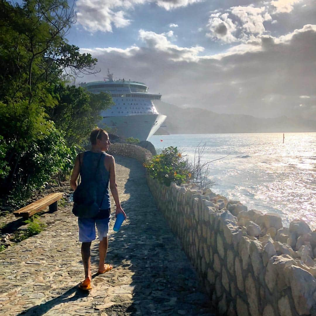 アンドレイ・ロゴジンのインスタグラム：「Having a stroll in Haiti (Labadee), thanks Kennedy @kennedylavertu_  for the pic 📸🏞☺️ #cruiseship #stroll #ocean #oceansunset」