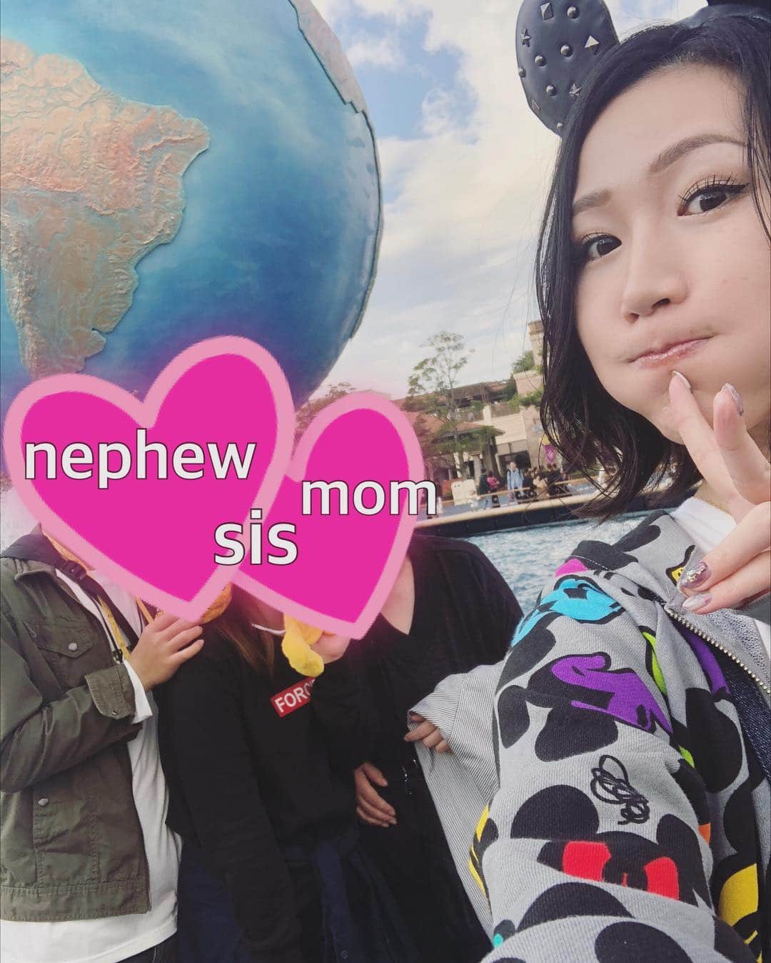 佐山愛のインスタグラム：「❤︎ 少し前のお写真… ・ ・ 家族でディズニーシー⚓️✨ ・ 一緒に過ごせる時間が愛おしくて、 花火見ながらちょこっと泣いたのは 内緒のお話🤣🤫🤣 ・ ・ 最近涙もろいのは歳のせい？笑 ・ ・ #家族 #family #家族大好き #love #ディズニーシー #tds #disneysea  #久々のお出かけ #次はランドね」