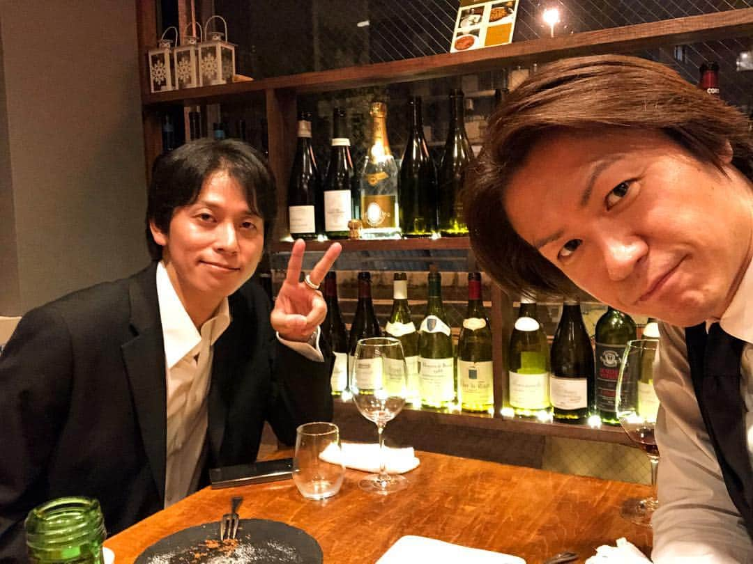 城咲仁さんのインスタグラム写真 - (城咲仁Instagram)「愛田武会長御通夜の後、クラブ愛の同僚だった神谷淳くんと静かに献杯 当時の思い出や、御通夜に来たメンバーの話などして時間を過ごしました #愛田武 #名誉会長 #献杯 #静かに #感謝の意 #また一つ時代が終わった  #未来へ #繋ぎたい #想い #城咲仁」11月7日 11時52分 - shirosaki_jin_official