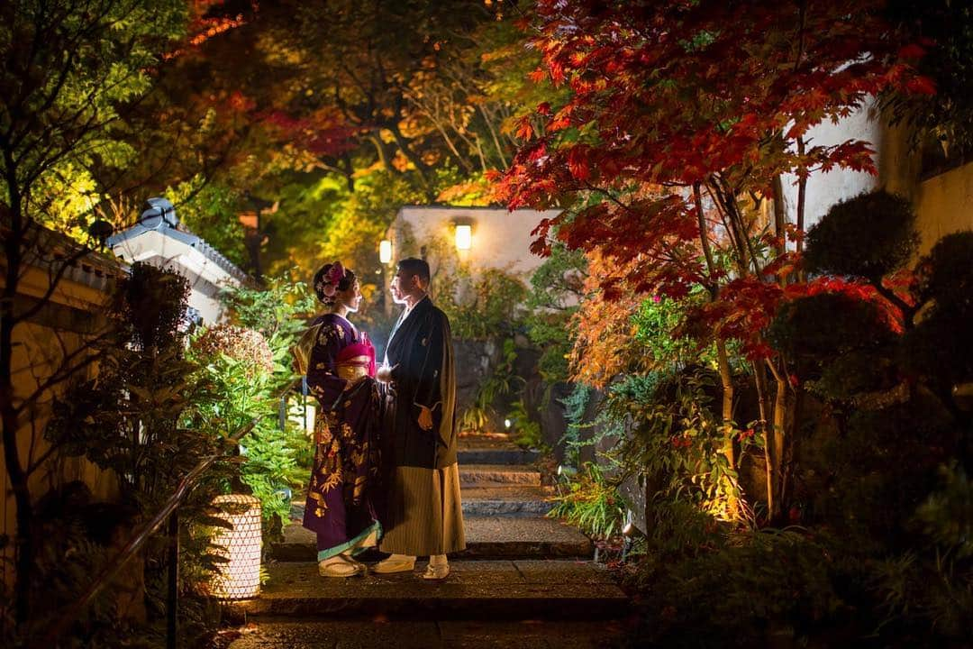 Famarryのインスタグラム：「A tender moment together in a calm Autumn night. Let us make your photoshoot dreams a reality, anywhere in the world. Contact us today. :) 紅葉の美しさ🍁お互い見つめ合う二人。 #BeforeTheRainPhotography #2018秋婚 ーーーーーーーーーーーーーーーーーーーーーーー Want to plan your own overseas photoshoot? Check us out at  @famarry_jp or our website! くわしくは@famarry_jpプロフィールのURLから！ ーーーーーーーーーーーーーーーーーーーーーーー With over 800 photographers registered in our database, we have all the resources to make your dream photoshoot a reality. Just let us know... What is your dream? どこでもフォトウェディングの最高の舞台に。もっとクリエイティブに、もっと自由に。最安値で理想の撮影を実現。 国内、海外の800人以上のプロフォトグラファーが登録。ロケーション、ウェディング当日撮影、ハネムーンフォトも思いのままに。 ——— #ウェディング撮影といえばファマリー #出張カメラマン #出張撮影 #前撮り #後撮り #ロケーション撮影 #ウェディングフォト #フォトウェディング #ロケーションフォト #結婚写真 #花嫁準備 #結婚 #結婚準備 #写真家 #famarry #destinationwedding #destinationweddingphotographer #prewedding #preweddingphoto #weddingphotographer #preweddingideas #honeymoon #bride #bridetobe #japan #kimono #destinationphotographer #japanprewedding」