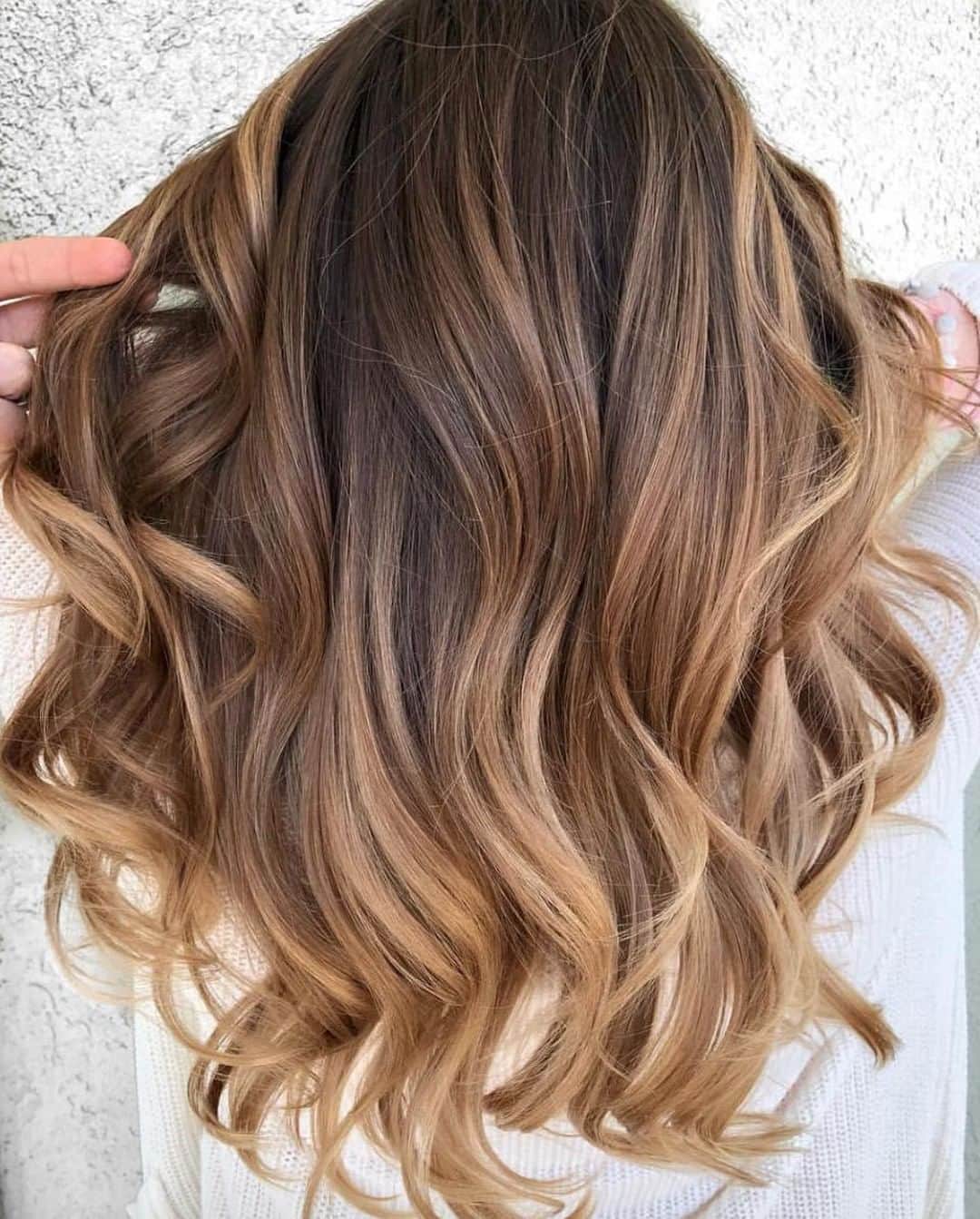 のインスタグラム：「Our Coffee Inspired #hairoftheday goes to @jessicascotthair for her vanilla latte #balayage glazed with @wellahairusa #Illumina 10/69 with double pastel offscalp ☕️ ✨ ✨ Want to enter this week's #hotd contest? 👇 Rules Below! 👇 ✨ 1️⃣Tag your photo #CoffeeHOTD #cosmoprofbeauty #licensedtocreate  2️⃣Post a single image (no side-by-side) of your coffee inspired hair color against a light background 3️⃣Mention any products used to color or style the hair ✨ ・ ・ ・ #repost #jessicascotthair #wella #wellaillumina #wellahair #wellahairusa #wellalife #wellacolor #coffeehaircolor #coffeeinspiration #blonderoasthaircolor #hairoftheweek #haircontest」