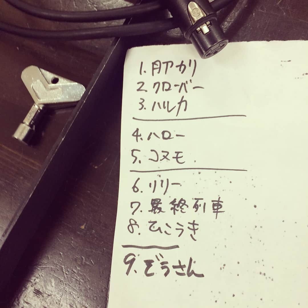 郡島陽子のインスタグラム：「それでは最後の曲です。 聴いてください。 ぞうさん。  だれー。落書きしたのー おちゃめー。 多分あのひとー。 かわいいんずらよ…  久々のツアー東北2日間。 Ken Yokoyama *Songs Of The Living Dead Tour * 秋田には約3年ぶり。青森は八戸以外には初めて連れて行ってもらったのだ。 誠にありがとうございました🙌 やっぱり東北好きだー。 KenBandの背中は以前よりも大きくなっていたのであった。  投稿久々過ぎて色々変わっててわかんなくてググったしむずい(´-`) #kenyokoyama #unlimits #songsofthelivingdeadtour #pizzaofdeath #jungreyrecords」