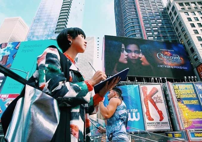 朝日放送「朝だ！生です旅サラダ」さんのインスタグラム写真 - (朝日放送「朝だ！生です旅サラダ」Instagram)「@e_n_n_a_ 行ってきました！初めての #タイムズスクエア！🌈🏙 背の高いビルや、カラフルな大看板が目に飛び込んできて、色んな国の観光客で賑っていて‥ ここへ来た瞬間、#NYの街 のエネルギーを一気に体感することができます✨😌✨ この #ビビッド さと、街が出来あがっていく過程をiPadで描いてみたい！🔥と絵心に火がつき、 完成した絵がこちら🤗🖼 #初めての試み、いかがでしたでしょうか？☺️🌟 映画がだいすきで数々の映画でこの場所を何度も観てきたので 実際に歩いているとあたまのなかで色んなシーンが浮かんできて大興奮でした！😭✨🙌🏻 _ #ニューヨークマンハッタン #映画の舞台 #大好きな街 #イラスト描きました！ #iPad #２４時間眠らない街 #エネルギーを感じる #活気にあふれている #TimesSquare #NewYork #アメリカ #America _ #ABCテレビ #朝日放送テレビ #朝だ生です旅サラダ #旅サラダ #旅サラダガールズ #山代エンナ #イラストレーター #海外 #旅 #travel #trip」11月7日 12時51分 - tabisalad