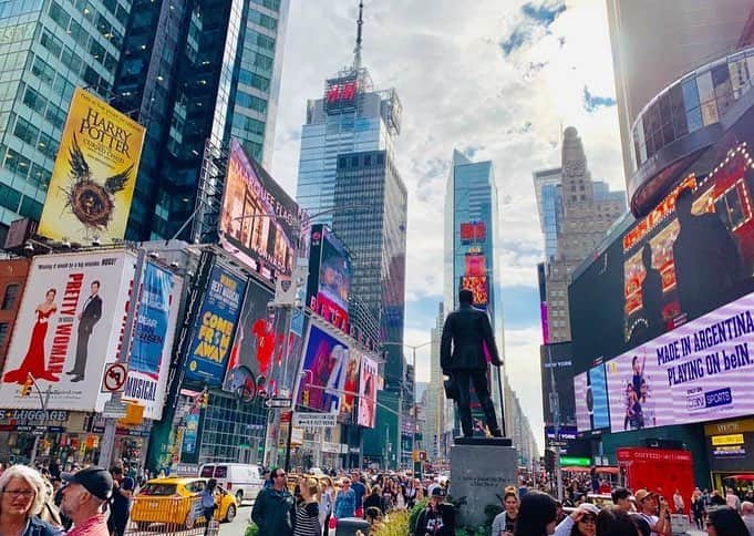 朝日放送「朝だ！生です旅サラダ」さんのインスタグラム写真 - (朝日放送「朝だ！生です旅サラダ」Instagram)「@e_n_n_a_ 行ってきました！初めての #タイムズスクエア！🌈🏙 背の高いビルや、カラフルな大看板が目に飛び込んできて、色んな国の観光客で賑っていて‥ ここへ来た瞬間、#NYの街 のエネルギーを一気に体感することができます✨😌✨ この #ビビッド さと、街が出来あがっていく過程をiPadで描いてみたい！🔥と絵心に火がつき、 完成した絵がこちら🤗🖼 #初めての試み、いかがでしたでしょうか？☺️🌟 映画がだいすきで数々の映画でこの場所を何度も観てきたので 実際に歩いているとあたまのなかで色んなシーンが浮かんできて大興奮でした！😭✨🙌🏻 _ #ニューヨークマンハッタン #映画の舞台 #大好きな街 #イラスト描きました！ #iPad #２４時間眠らない街 #エネルギーを感じる #活気にあふれている #TimesSquare #NewYork #アメリカ #America _ #ABCテレビ #朝日放送テレビ #朝だ生です旅サラダ #旅サラダ #旅サラダガールズ #山代エンナ #イラストレーター #海外 #旅 #travel #trip」11月7日 12時51分 - tabisalad