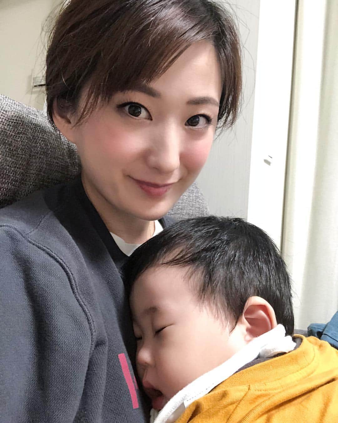 のインスタグラム：「息子がノロウィルスでダウンしてその菌で私もダウン。  とは言え大人は子供より軽く、微熱・下痢・数回の嘔吐ですんでます。  今朝は息子の症状がある程度良くなっていて熱もなかったので保育園にあずけたのですが、夕方に保育園より呼び出しがかかりました。  お昼寝が大好きな息子ですが、今日は一度もお昼寝しなかったようで、帰って私が抱っこしたら寝ました。  私を見て安心したのかなと思うと、愛おしくおもいます。  正直、産まれた時よりも数段に愛情は増してて、毎日「可愛い〜」と言いまくってます。 ※親バカ  産まれる前は、自分の子供が可愛いと思えるのか不安でしたが、そんな不安は全く必要なかった★  あー、早く#胃腸炎 良くならないかなー(´ﾟｪﾟ)  #ノロウィルス  #保育園呼出し #11ヶ月男の子」