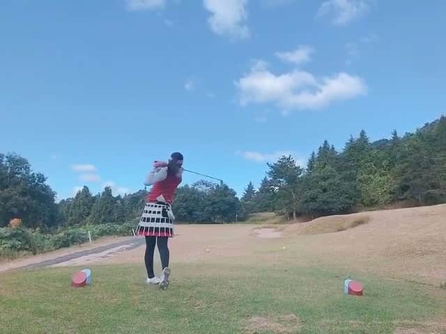 のインスタグラム：「今年も行ってきました！ 女子による、女子のための！ エンジョイゴルフ合宿～⛳️🏌️‍♀️ ・ ラウンドも終わった後のプールも、夜のフラショーも帰りのパーキングエリアまでも、ずっとずっーーと本当に楽しかった♡ メンバーが最高だったからだね♡ ・ スコアはまいどぼちぼちな109。 2日間ともに109。 今の私のレベルは109。 はい。もっと頑張ります😂 ・ どばっしーの #Par3がのらなくて を酒井･飯田･渡辺組でやってみました⛳️🏌️‍♀️ テンション高いし、 謎言葉が飛び交いますがご了承くださいw ・ ・ #ladiesgolf #golfhotties #golfbabes #golflife #golfstagram #japanesegirl #model #lovegolf #girlswhogolf #cute #golfer #ゴルフ #ゴルフ女子 #ゴルフ大好き #golfholic #instagolf #高尔夫球 #골프 #ゴルフコーデ #ゴルフ #golf  #golfer #golfgirl #golflife #ladiesgolf #golfstagram #lovegolf」