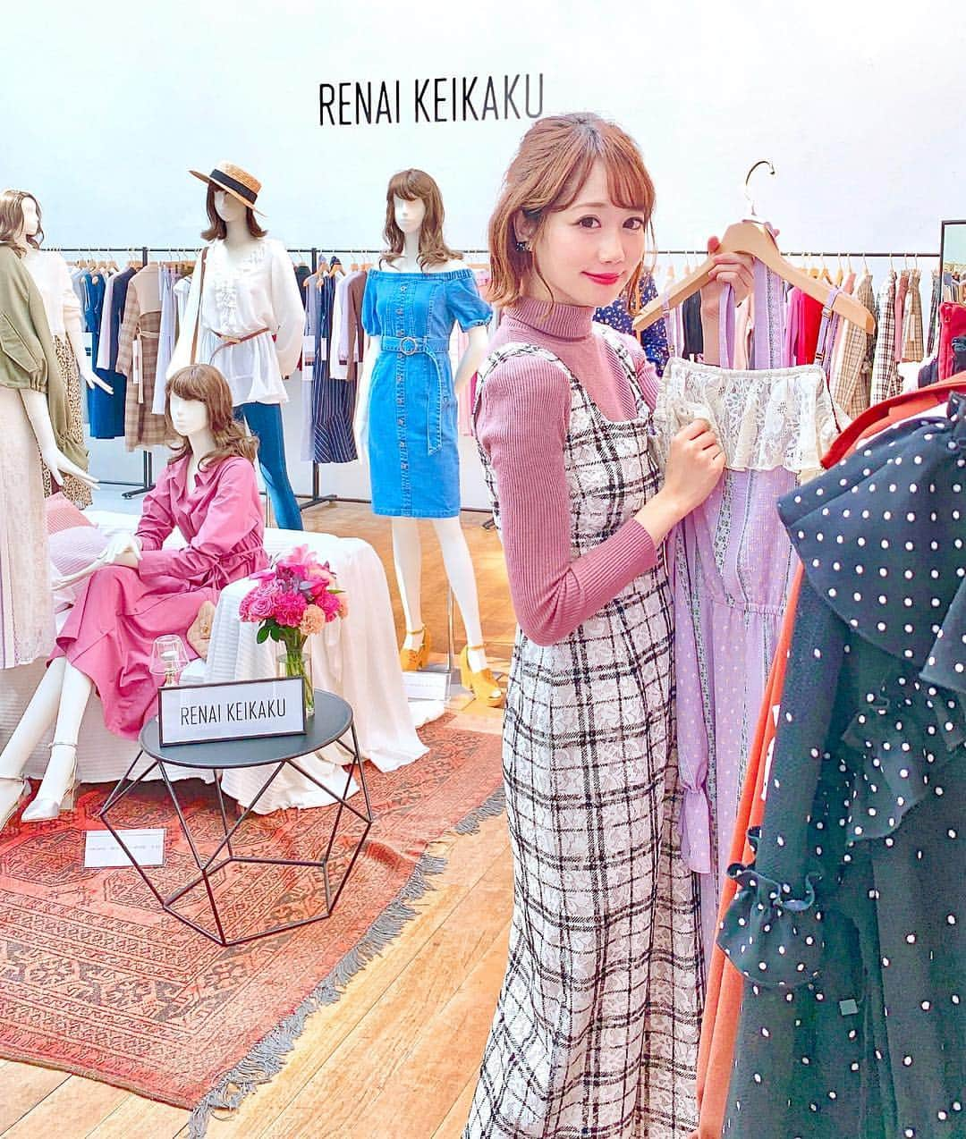 佐藤瀬奈さんのインスタグラム写真 - (佐藤瀬奈Instagram)「@renaikeikaku_official の展示会に行ってきたよー💓 どれも可愛すぎて迷いまくってたら長居しちゃった😂笑 ・ 2枚目のコートがどストライクすぎて、これのピンクをオーダー❤️ 他にも春ワンピと春ニットをオーダーしたよ😍 ・ まだ冬も始まっていないというのに、すっかり春気分🌸笑 ・ ・ ・ #レンアイケイカク  #RENAIKEIKAKU #春服 #展示会」11月7日 14時15分 - senapuu