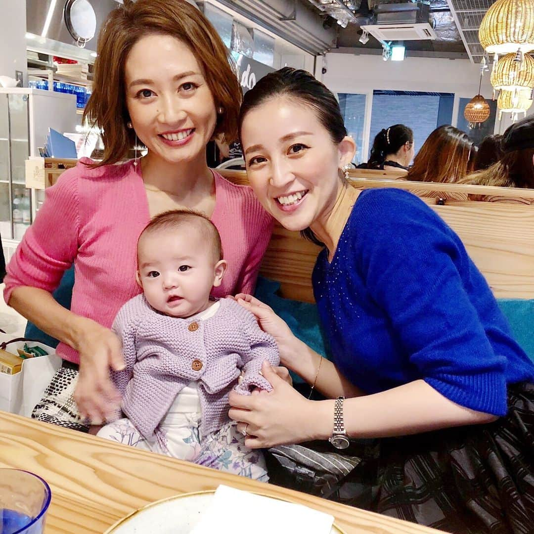 来栖あつこさんのインスタグラム写真 - (来栖あつこInstagram)「@maiiin27 ちゃんの👶と初めましての女子会 . @kaori.omura ちゃんと出産祝いを渡した時『お外出られるようになったら女子会ね！』って約束が早くも実現しました✨ . 場所は、ママ目線でマイーンにセレクトしてもらって、 ❶ベビーカーでそのまま駅から行ける ❷トイレにおむつ台がある ❸おむつ替え待ちで人が溢れていない ❹抱っこで来た場合、施設に貸し出し用のベビーカーがある とか、ランチする場所を決める際のポイントが幾つか✨ . 確かに、この間沙緒理ちゃんとランチした時も同じポイントを重視していたなぁ🙄💭💭💭 . 渋谷ストリームは、👆からするとベビーちゃん連れのママさんに最適だそうよ✨ . ①最年少、生まれて3ヶ月のマイーンベビーが女子会に参加。一気に平均年齢が下がりました（笑） . ②③笑った顔がマイーンそっくり♡ずっとニコニコ可愛いベビーちゃん👶連れて帰りたくなっちゃった . ④⑤派手な色の服着た2人とベビー（笑） . ⑥ミルクをぐびぐび飲んだらお腹がポンポコリンに（笑）かーわーえー🤣 . ⑦ベビーちゃん、人生初のパエリアの蓋がパッカーン！とオープンする瞬間を目撃 . ⑧イモ、うまいっ！芋、オススメです . ⑨獅子唐って、こんなに美味しかったっけ？？ . ⑩カオリンの誕生日をここでも祝う🎂ムーちゃんからのバースデーメッセージが添えられています✨ . #渋谷ストリーム  #xiringuitoescriba #チリンギートエスクリバ  @xiringuitoescriba  #スペイン料理 #Spanish  #パエリア #🥘 #paella  #渋谷 #予約必須 #ママランチ に最適  #やっぱりひかる私のオデコ #オデコレ」11月7日 14時28分 - atsukokurusu