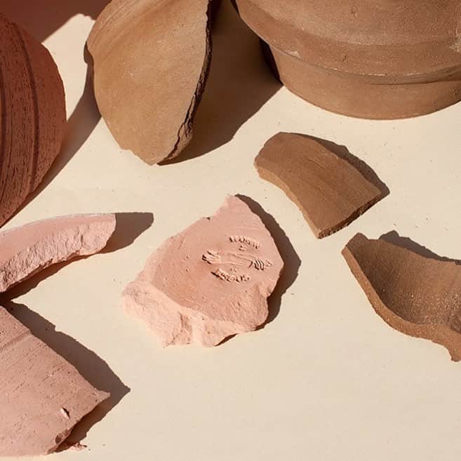 アポロジーさんのインスタグラム写真 - (アポロジーInstagram)「Pieces of me ... /// /// Des parties de moi  Sad  Pics : @camille.of  #explosion #kilnfired #clay #bisque #potterywheel #ceramics」11月7日 15時09分 - olivia_cognet
