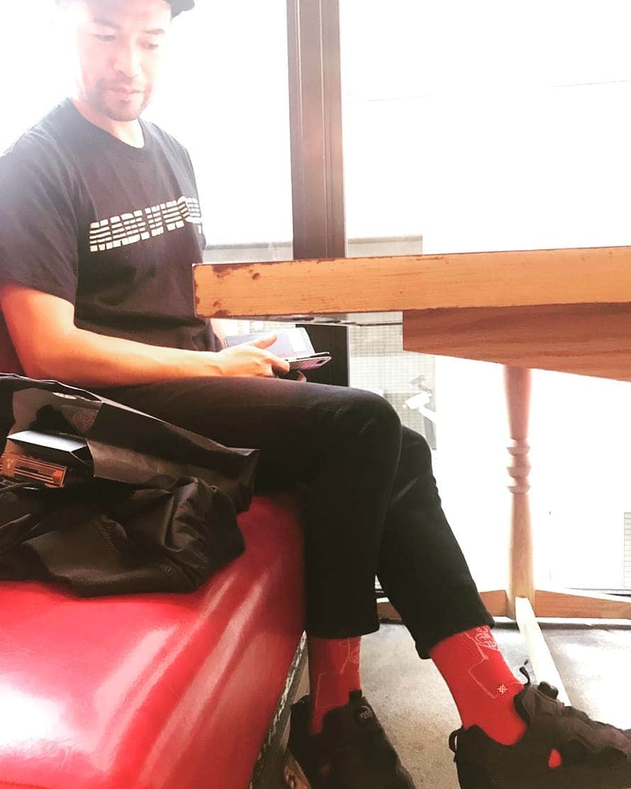 ニッチロー'さんのインスタグラム写真 - (ニッチロー'Instagram)「これが本当のレッドソックス‼️ #stance #stancesocks #スタンスソックス #スタンス #ソックス #靴下 #メジャーリーガーにも人気の靴下 #魅せる靴下 #おしゃれは靴下から #レッドソックス #ソファーと色かぶった」11月7日 16時48分 - nicchiro5.1