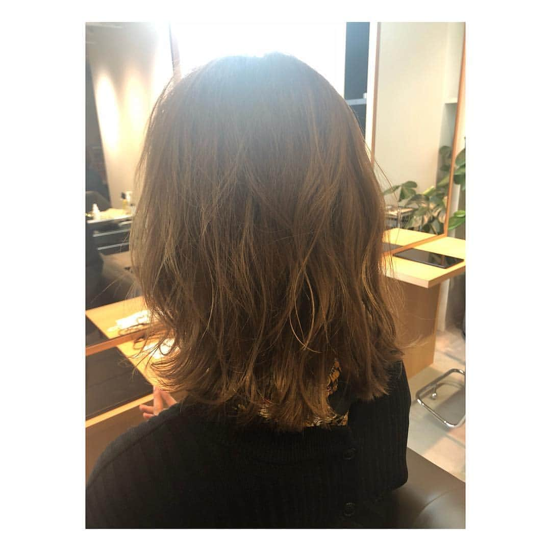 平山あやさんのインスタグラム写真 - (平山あやInstagram)「髪切りましたー💇‍♀️‼️ しばらく伸ばし続けていた髪を、バッサリ☺︎ 18センチくらいは切ったかなー?  担当はおなじみの @matsuharu_evoke  ハルちゃん🙆‍♀️ ハルちゃんには、肩くらいでとーかなぁ？とか、前髪パッツンはどうかなぁ？とか、カラーは明るめかなぁ？ とか、色々と相談して、全部お任せしてます🙆‍♀️ 絶妙なカットをしてくれて、くせ毛のように巻いてくれて本当にうれしーー！カラーは、ハルちゃんオリジナルです😋 前髪パッツンもいつもとてもいい感じにカットしてくれて大満足‼️ いつもありがとう🙇‍♀️ ハルちゃんにお任せしたら、とてもhappyになる髪型になるよー😋🌈 #hair#salon#evoketokyo #表参道#松島春樹#happy #haircut#beauty#髪型」11月7日 16時45分 - aya_hirayama