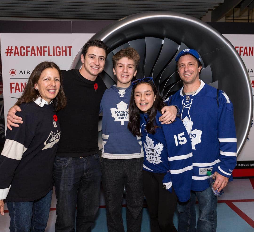 スコット・モイアのインスタグラム：「It was so great to meet Neve and her family last night. What an inspiring story. Kudos to Air Canada for giving Neve and her family the hockey experience of a lifetime! @aircanada #ACFanFlight」