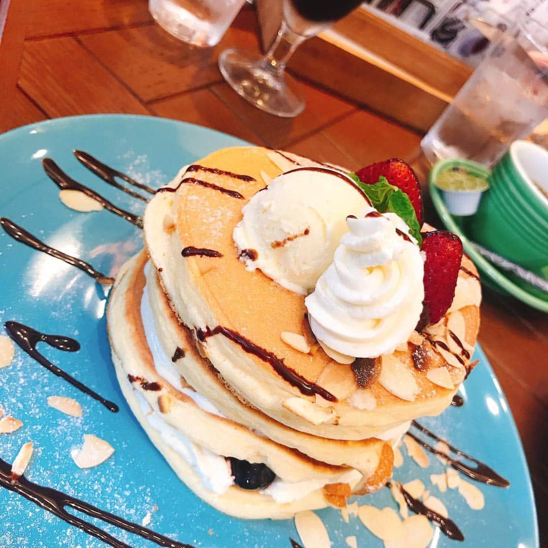 五比桐美憂のインスタグラム：「ふわふわ♡パンケーキ  ぎっしりかふわふわどっちが好き？ #デザート #いちご」