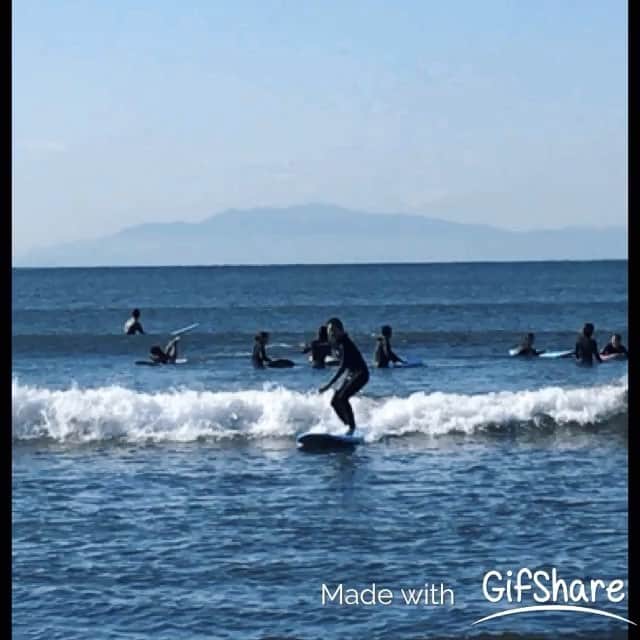 阿部智帆のインスタグラム：「練習中🏄‍♀️ ちゃんと岸まで乗っていける確率が上がってきました♪ 少〜しずつでも上達してく実感が嬉しいです🐒💕 . でもまだまだボードの上で足が 生まれたての子鹿みたいになっちゃうので🤣💦 次の目標は もちょっとカッコつけること😜笑 . . #趣味 #海 #寒い #でも楽しい #サーフィン#サーフィン初心者 #子鹿#現る#湘南 #海が好き#空が好き #surf#shonan」