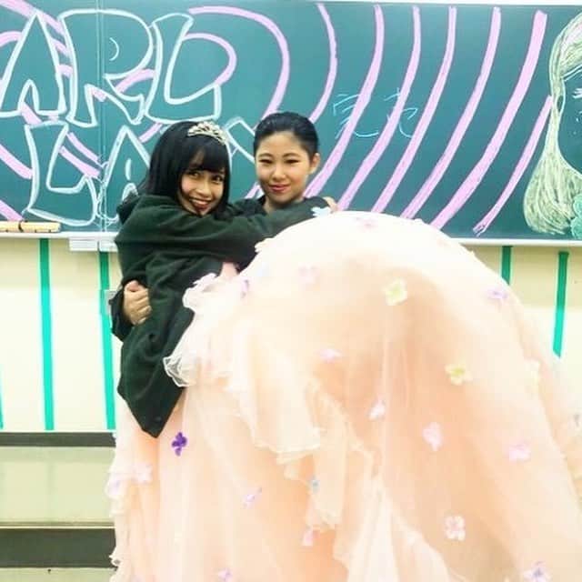 西山乃利子さんのインスタグラム写真 - (西山乃利子Instagram)「人生で女の子にお姫様抱っこされるとは思わなかったかっこいい。 後夜祭もめちゃくちゃ最高だった！」11月7日 19時38分 - nokko_626