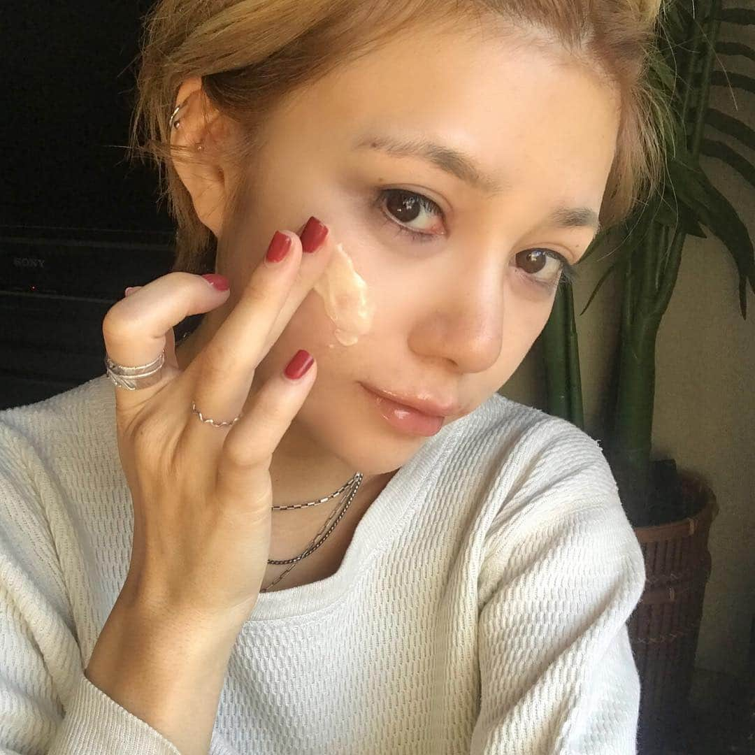 長谷川あやさんのインスタグラム写真 - (長谷川あやInstagram)「​⚪️⚪️⚪️ #andmirai #skincare #beauty #美肌 #スキンケア #透明肌 #乾燥肌 #保湿 #スッピン #基礎化粧品 #スマホ下がり肌 #リピ買い #アンドミライ #ブルーライト #オールインワンジェル #PR #ブルーライトは第3の紫外線 #乳液 ・ ・ ・ 最近のお気に入り アンドミライのスキンアップ ジェルクリームです💁‍♀️✨ ・ 化粧水のあとにつけるだけで 簡単にブルーライト乾燥のダメージから 守ってくれるの👀‼️ （すっぴんのときにブルーライトを浴びると 乾燥、ハリの低下、くすみの原因になるのだとか） ・ 身近のバラエティショップでも手に入るし 楽天やamazon、Yahoo!ショッピングで 購入できるからおすすめだよ(´∀｀)💭 ​ ​」11月7日 19時46分 - ayasuke_0516