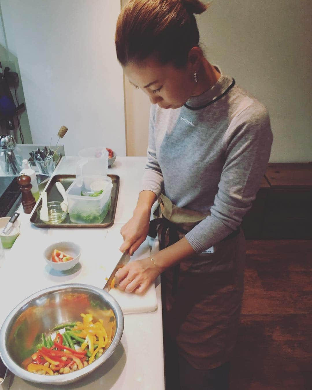 上田桃子さんのインスタグラム写真 - (上田桃子Instagram)「day  off. 今回は筋肉にいいメニュー。  今回作った中で、 超絶美味しかった ズワイ蟹と卵のプーパッポンカレー🇹🇭 ハマりそう😋♥️ #トレフルキッチン#料理教室#幸さん磯ちゃん#栄養学#筋肉の働きについて #恵比寿」11月7日 19時49分 - momoko3030