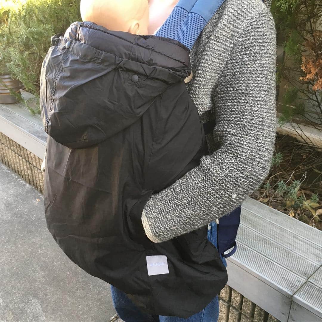 blossom39_officialのインスタグラム：「去年も大人気ですぐに売り切れてしまった《ベビーホッパー》のオールウェザーダウンカバー！！ . この商品の人気の秘密は、あたたかくて、軽い！ . そして2重になっている上のカバーは、スナップボタンで取り外すとレインカバーとして通年お使いいただけます！ . 下のダウンカバーだけでも十分あたたかく、見た目も少しスポーティーになりイメージチェンジできます！ . かなり在庫も少なくなってきました！冬のおでかけのマストアイテムですので、是非早めにゲットしてください♪ . ▶︎詳しくはプロフィール→HPよりご覧くださいませ。 . #blossom39 #ブロッサム39 #babyhopper #抱っこ紐 #防寒カバー #売り切れ必至 #冬のおでかけ #赤ちゃんのいる生活 #スワイプしてね」