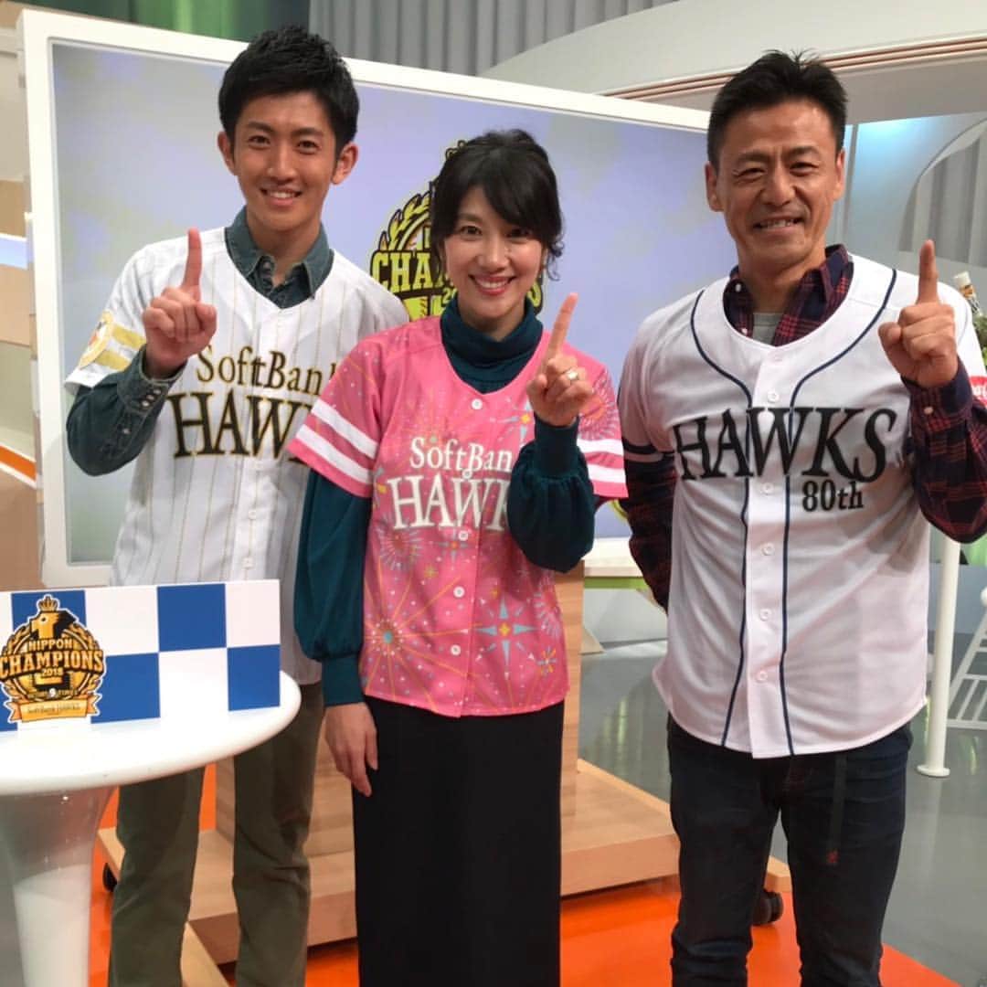 潮田玲子さんのインスタグラム写真 - (潮田玲子Instagram)「福岡ソフトバンクホークス優勝特番ご覧いただきありがとうございました😊 やっぱり何度見ても嬉しいものですねー！🏆🎉 写真はウェアーありバージョンとなしバージョン！ もう一丁ポーズで笑笑 MCコンバット満さんと @takumirkb  佐藤巧アナウンサーと😊  #rkb #ぞっこん九州 #ソフトバンクホークス優勝 #特番生放送 #MCの3人で」11月7日 20時38分 - reikoshiota_official