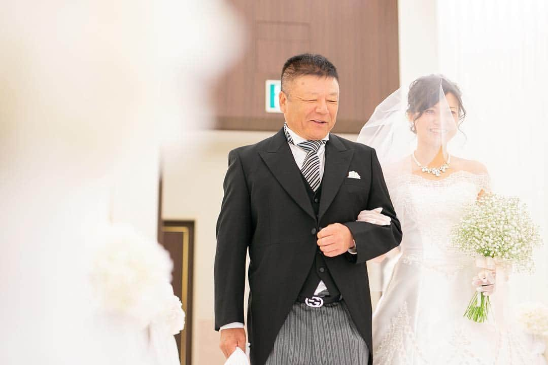 スターゲイトホテル　ウェディングのインスタグラム：「. 家族 。 ✻ ✻ #stargatehotel  #wedding  #hotelwedding  #star_hanayome #osaka #bridalphoto  #studiotvb  #seaskyweddings  #りんくう結婚式場 #大阪結婚式 #ゲート花嫁 #結婚写真 #翼 #関西空港 #景色  #披露宴 #結婚式 #挙式 #関西花嫁 #大阪花嫁 #スターゲイトホテル  #ウェディング #式場探し #結婚式レポ #ブライダル #花嫁 #プレ花嫁 #卒花嫁 #披露宴 #Flower #bouquet」