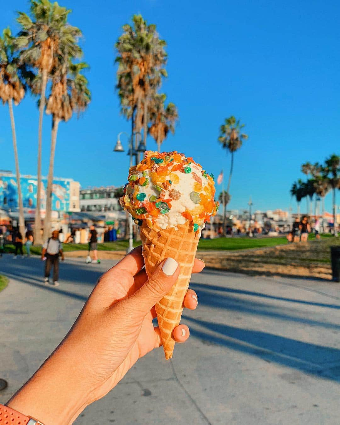 Girleatworldのインスタグラム：「🌴🍦🍼 Milk & Cereal Ice Cream while waiting for sunset at Venice Beach in Los Angeles. That moment where every little corner and palm trees were bathed in warm golden sun rays - I wouldn't have it any other way. The cereal ice cream, which I chose to top with fruity pebbles, was a great nostalgic childhood flavor to pair with this perfect moment.  I used to live in LA. I went to high school in a suburban city an hour away from here, before spending time for my undergrad at @ucla. You could say this is where most of my formative years were spent.  I left LA ten years ago and haven't been back since - until last month. Coming back to a place you used to know was a strange feeling. The time I spent here had a strong influence of the person I've become, but so much has changed that LA felt so foreign to me. And yet, there are little bits and pieces that stays the same - Nostalgia is such a bittersweet feeling.  I may not live in LA anymore, and I may have changed as a person, but this place will forever have a special place in my heart ❤️ .  How about you? What's your special nostalgic place?  #shotoniphone #iphonexsmax #icecream #cereal #🍦 #venicebeach #veniceboardwalk #california #losangeles #🌴 #aftersicecream」