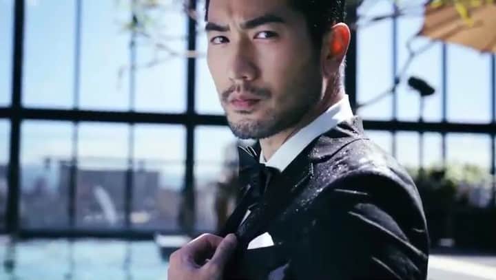 ゴッドフリー・ガオのインスタグラム：「🤵🏻Dress to impress, even when you’re underwater. Discover @yoyuu.lab ‘s first appearance made in synergy with Omega.  #BeginANewTradition #yoyuulab #yoyuusuitsyou #omega #seamaster #GQ #GQtaiwan 💇🏻‍♂️: @jam80160857 🎬: @allenkuo04 👔: @tiffanywenlo」