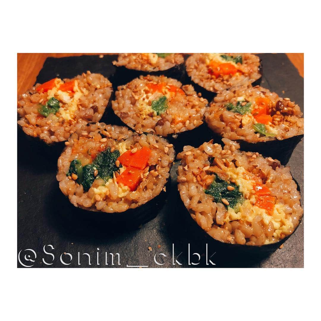 ソニン クッキングさんのインスタグラム写真 - (ソニン クッキングInstagram)「. #SonimCooking “Vegan Kim bap” Vegan kimchi, Spinach, Carrot, Vegan egg(tofu), Vegan meat(soy protein) with  Korean nori seaweed and fermented brown rice. 残り物かき集めてキムパ作ってみました！美味しかったけど、もっと自分らしく極めたいです。何の具材が一番キムパらしいのかしら。沢庵ってやっぱり必要よねぇ。 #キムパ #ヴィーガン #酵素玄米 #韓国海苔巻き  #Kimpa #Kimbap #VeganFoodShare #VeganKimbap #VeganKorean」11月7日 23時12分 - sonim_ckbk