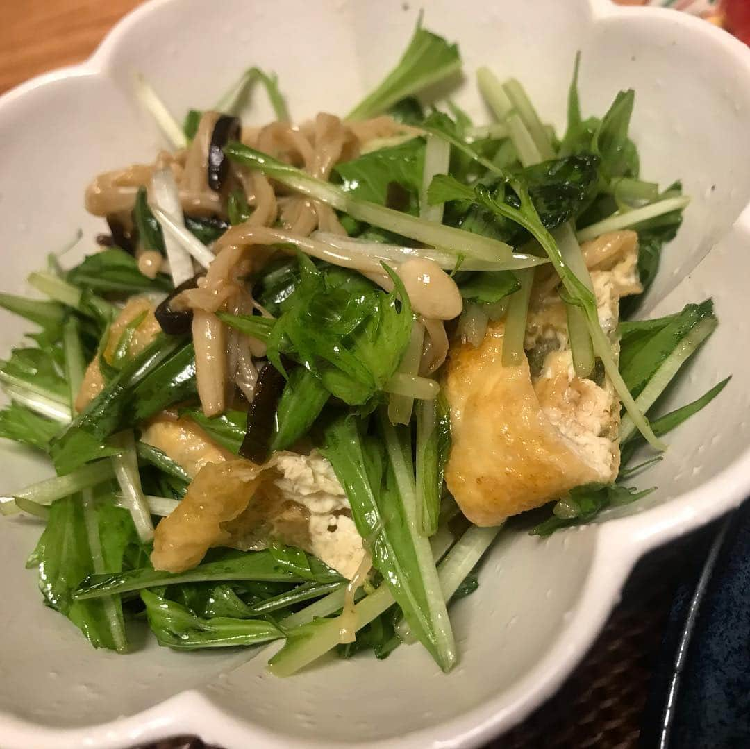 増田有華さんのインスタグラム写真 - (増田有華Instagram)「＊ 今日の夜。  水菜のサラダは昨日行ったお店であまりにも美味しかったので、真似っこ。 同じ味にできました😆❤️ 厚揚げとえのきをごま油と少量の鶏ガラで炒めたら、水菜にかけて、塩昆布ごま油と和えて完成！ 母から送られてきた里芋とごぼうがまだ余っていたので、またまた豚汁です笑 ＊ #増田飯ぃ #ピーマンの肉詰め #水菜サラダ #豚汁 #食 #自炊 #おうちごはん #お家ご飯 #ひとりごはん #料理好き #体質改善 #cooking #cook #cooklife #smile #enjoy #beauty #eat #instagood #recipe #japanesegirl」11月7日 23時31分 - masuyuka_official