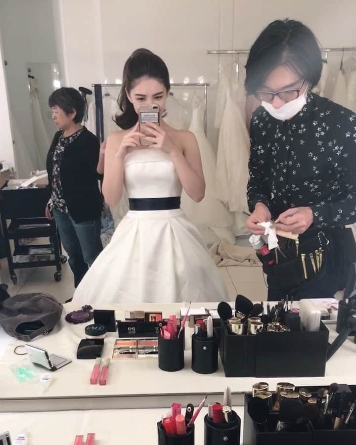 スミス楓のインスタグラム：「ぽにーてーる👶🏻#25answedding  撮影で着るウェディングドレスが毎回全部かわいい 今回は7着のドレス ♡ 発売おたのしみに」