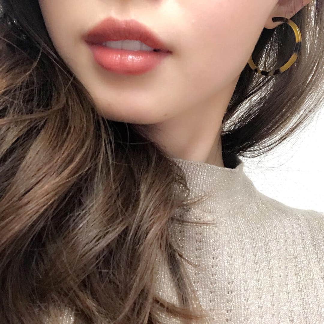 松田唯花さんのインスタグラム写真 - (松田唯花Instagram)「今日のリップは『ルナソル エアリーグロウリップス 07 ビター』💄 ルナソルってブラウン系のアイシャドウもすごくキレイで優秀で。「ブラウン系コスメといえばルナソル！」と、私は思っているくらいルナソルのブラウンカラーには絶対的な信頼をおいています✨ * ということで、やっぱりこのリップも期待を裏切らなかった。今日某美容メディアの編集さんと打ち合わせしているとき「どこのリップ？色がオシャレ！」とお褒めのお言葉をいただきました🙏💕これを塗るだけでオシャレ顔になれる色✨ 名前のとおり、塗り心地はかなり軽くて、塗っているのを忘れてしまうほど。 ツヤツヤ〜というよりも、柔らかな控えめなツヤ感。色も質感も大人っぽい❤️赤みがあるから、難易度高めのブラウンリップでも使いやすいはず。 *  #ゆいリップ #ゆいコス #cosmetics #makeup #lipstick #lipmakeup #me #beauty #lunasol #kanebo #ルナソル #エアリーグロウリップス #リップ #ブラウンリップ #トレンドメイク #ブラウンメイク #メイク #コスメ #美容 #ビター」11月7日 23時33分 - yuika_matsuda.official