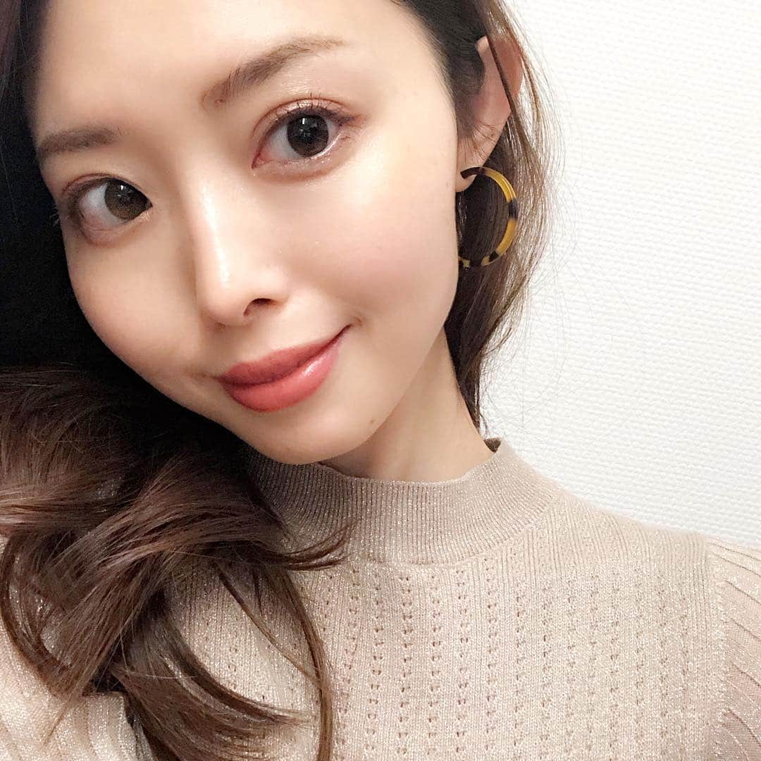 松田唯花さんのインスタグラム写真 - (松田唯花Instagram)「今日のリップは『ルナソル エアリーグロウリップス 07 ビター』💄 ルナソルってブラウン系のアイシャドウもすごくキレイで優秀で。「ブラウン系コスメといえばルナソル！」と、私は思っているくらいルナソルのブラウンカラーには絶対的な信頼をおいています✨ * ということで、やっぱりこのリップも期待を裏切らなかった。今日某美容メディアの編集さんと打ち合わせしているとき「どこのリップ？色がオシャレ！」とお褒めのお言葉をいただきました🙏💕これを塗るだけでオシャレ顔になれる色✨ 名前のとおり、塗り心地はかなり軽くて、塗っているのを忘れてしまうほど。 ツヤツヤ〜というよりも、柔らかな控えめなツヤ感。色も質感も大人っぽい❤️赤みがあるから、難易度高めのブラウンリップでも使いやすいはず。 *  #ゆいリップ #ゆいコス #cosmetics #makeup #lipstick #lipmakeup #me #beauty #lunasol #kanebo #ルナソル #エアリーグロウリップス #リップ #ブラウンリップ #トレンドメイク #ブラウンメイク #メイク #コスメ #美容 #ビター」11月7日 23時33分 - yuika_matsuda.official