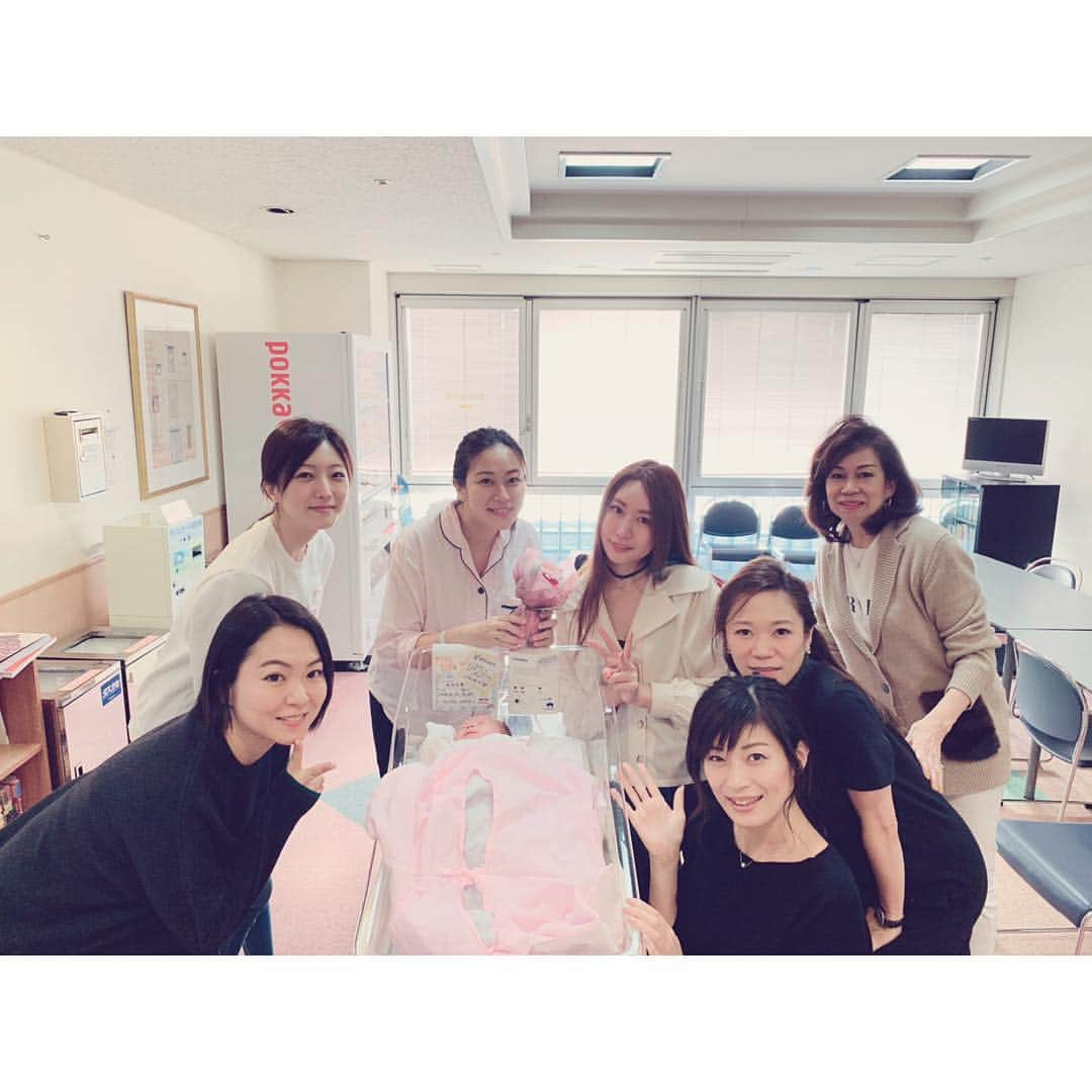 則島奈々美のインスタグラム：「ちーこのベイビー👶お祝い！！ 久々に会えたまりちゃんりょうこつみっちゃん！！楽しかったー❤️ 新生児ビビリすぎて抱っこできなかったけど今度抱っこさせてね🤱  #おめでとう#ハロウィンベイビー #最後ちーこママの言葉と涙にみんな泣く🤣 #幸せオーラ満載 #baby」