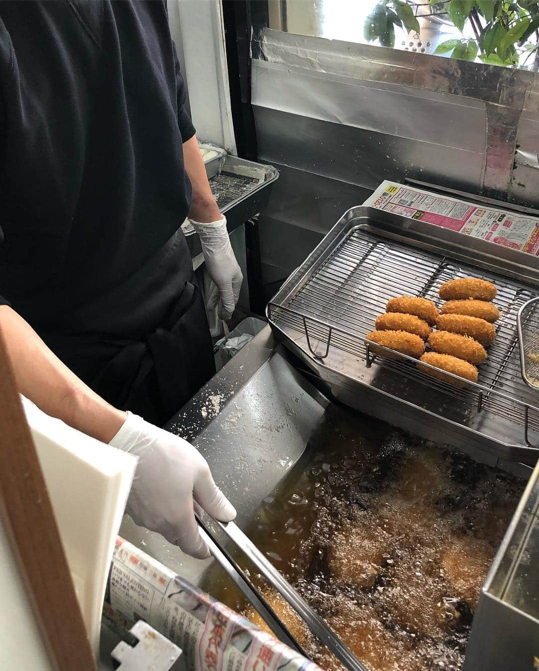 音花ゆりさんのインスタグラム写真 - (音花ゆりInstagram)「. . 宝塚おとめの好きな食べ物に書いていた 丸三のコロッケ とはここのコロッケです。笑 . 売布神社駅の駅前にあります。笑 母の手作りコロッケに、いつものが良い🙁と妹が言い放ったほど、子供の頃から大好きなコロッケでした❤️❤️ (それ以来、コロッケは買うもの！笑) . 星組時代、両親が差し入れに沢山入れてくれてもすぐになくなるほど人気だったなぁ💦 . 帰ると食べたくなる味🤤 . #コロッケ #思い出の味 #インスタにあげたいと言ったら #ポーズしてくれました #揚げたては #特に #幸せの味 #旧176号線沿い #駐車場あります #駅降りたらピピア売布を抜けて信号渡る #もちろん #お肉も美味しくて #有名です」11月7日 23時56分 - otohana.yuri