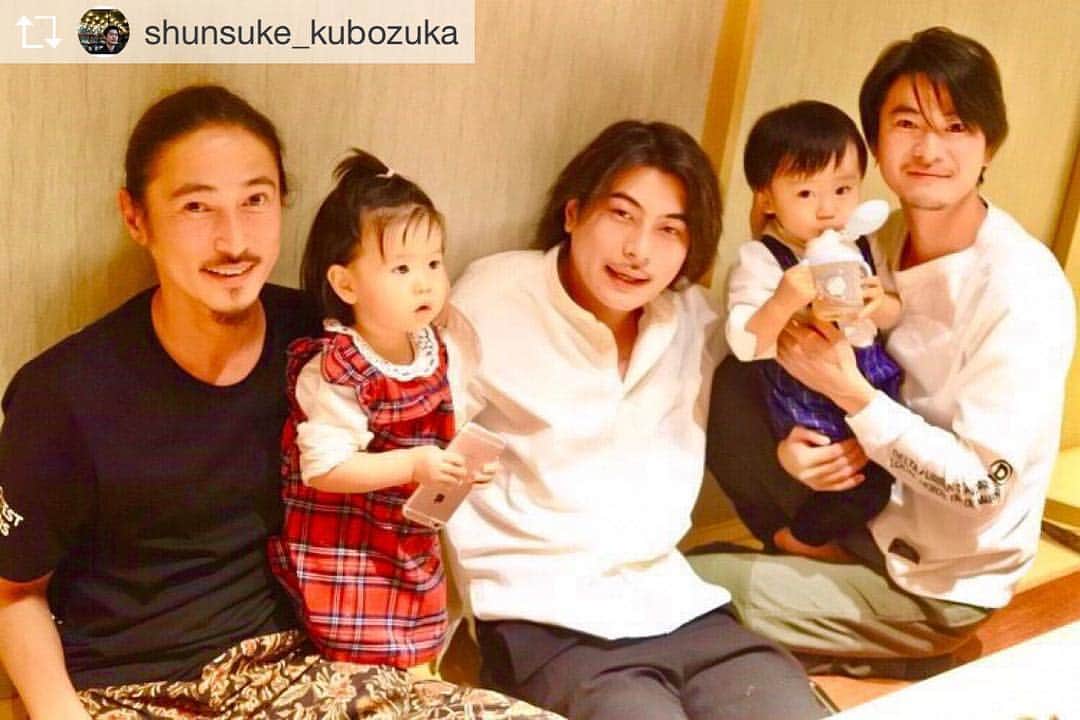 窪塚洋介のインスタグラム：「Repost from @shunsuke_kubozuka おかげさまでステージ37に来ました🎂昨夜は舞台の仲間とともに、今日は窪塚のみなさんと！愛流だけが会えなくて残念だったけど、どうもありがとう❗️ 昨夜企画が発動して、今日こんな形でお祝いされるとは奇跡でしかない👏 誕生日サイコー👊」