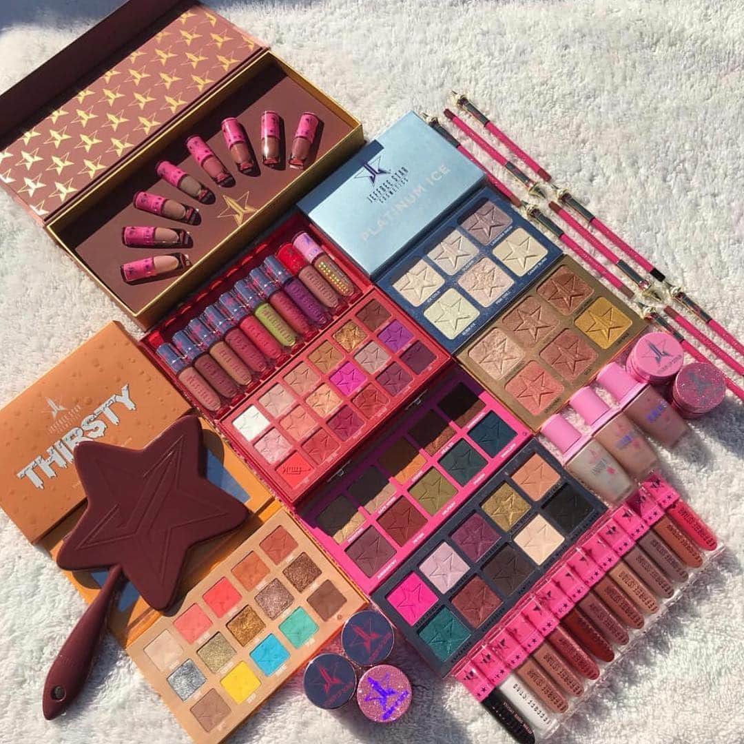 Jeffree Star Cosmeticsさんのインスタグラム写真 - (Jeffree Star CosmeticsInstagram)「This #flatlay of this applause worthy #JSCcollection by @makeupandinked has us gasping 🤩🤩 I think she has got all you could ever want and need 🌟🌟What do you still need from her collection?? #jeffreestarcosmetics #makeupaddict」11月8日 1時11分 - jeffreestarcosmetics