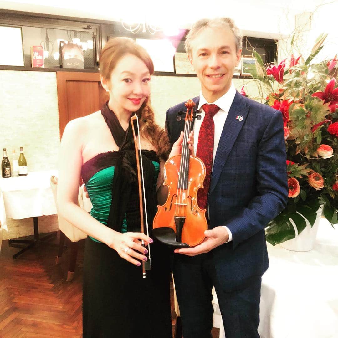 神田うのさんのインスタグラム写真 - (神田うのInstagram)「I was delighted to meet Maestro Simeone Morrassi again.💕 We are very grateful to him for making this amazing fraction violin.💕 #maestro #simeonemorrassi #simeone  #italy #italy🇮🇹 #cremona #violin #tokyo #dinner #italian #italianfood #unokanda  #マエストロ #シメオネモラッシー 氏 #モラッシー 氏#ヴァイオリン #バイオリン #イタリア #クレモナ #クレモナ#東京 #イタリアン #イタリアンレストラン #神田うの #楽器 #楽器屋 #楽器店 #フィオリーレ」11月8日 12時16分 - unokandaofficial