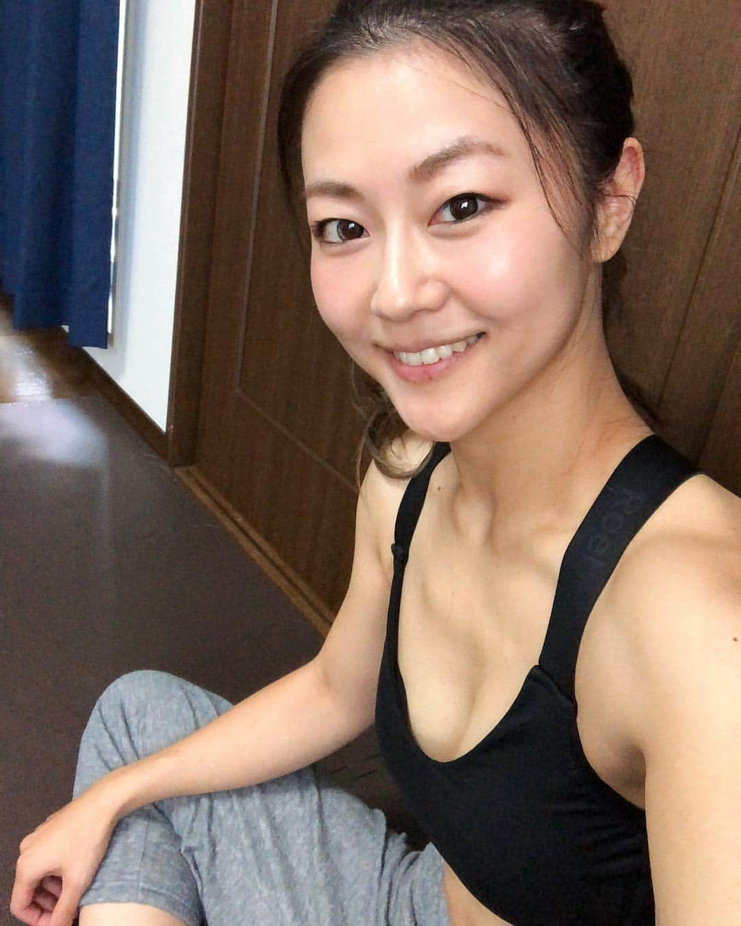 高山真実のインスタグラム：「息子が寝てる間に家でストレッチとトレーニング🏃‍♀️ 下はパジャマ笑笑 、 全身の筋肉を動かす事を意識してます 、 、 ぐっと力入れたら筋肉出てくるのが嬉しい笑 @anllela_sagra 、 、 この人の身体が今は好き😻 、 、 、  #引きこもり生活#家トレ#ゆるトレ#産後#産後ダイエット#ダイエット記録#ママ#男の子ママ#ジム#トレーニング#フィットネス#筋トレ#筋トレ女子#エクササイズ#痩せる#ママトレ#妊娠前に戻す#完母#育児#子育て#gym#training#fitness#diet#babyboy」